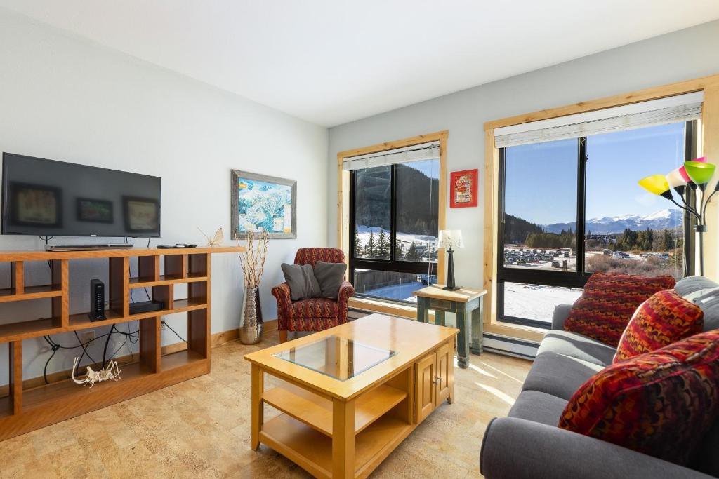 ein Wohnzimmer mit Sofa und Tisch in der Unterkunft 2754 Slopeside condo in Keystone