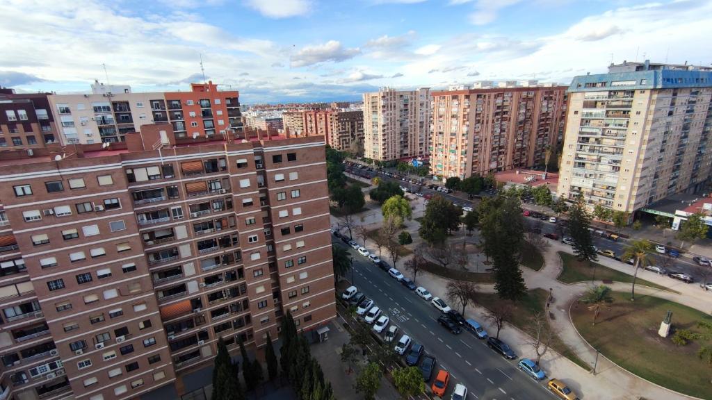 una vista aérea de una ciudad con edificios altos en Habitaciones en alquiler en piso compartido en Valencia