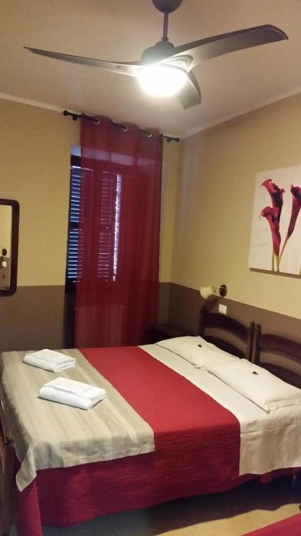 Postel nebo postele na pokoji v ubytování Hotel Properzio