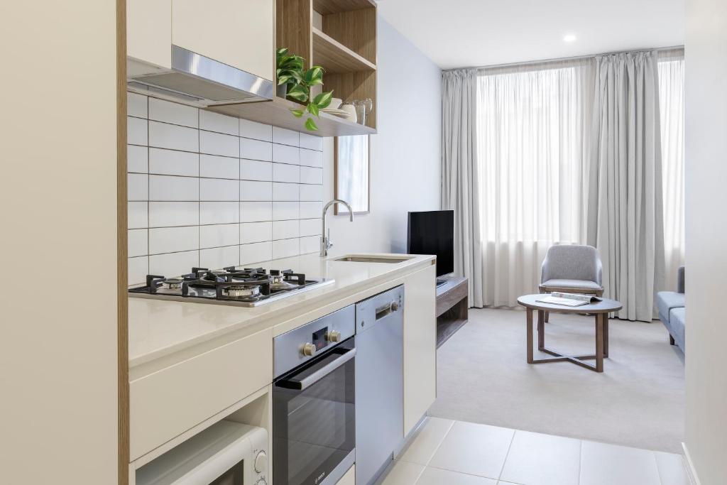Kuchyň nebo kuchyňský kout v ubytování Brady Apartment Hotel Hardware Lane