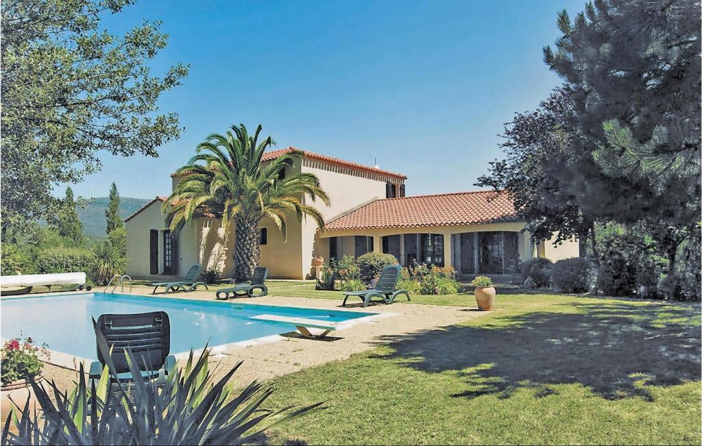 une maison avec une piscine dans la cour dans l'établissement Lovely Home In Prades With Outdoor Swimming Pool, à Prades