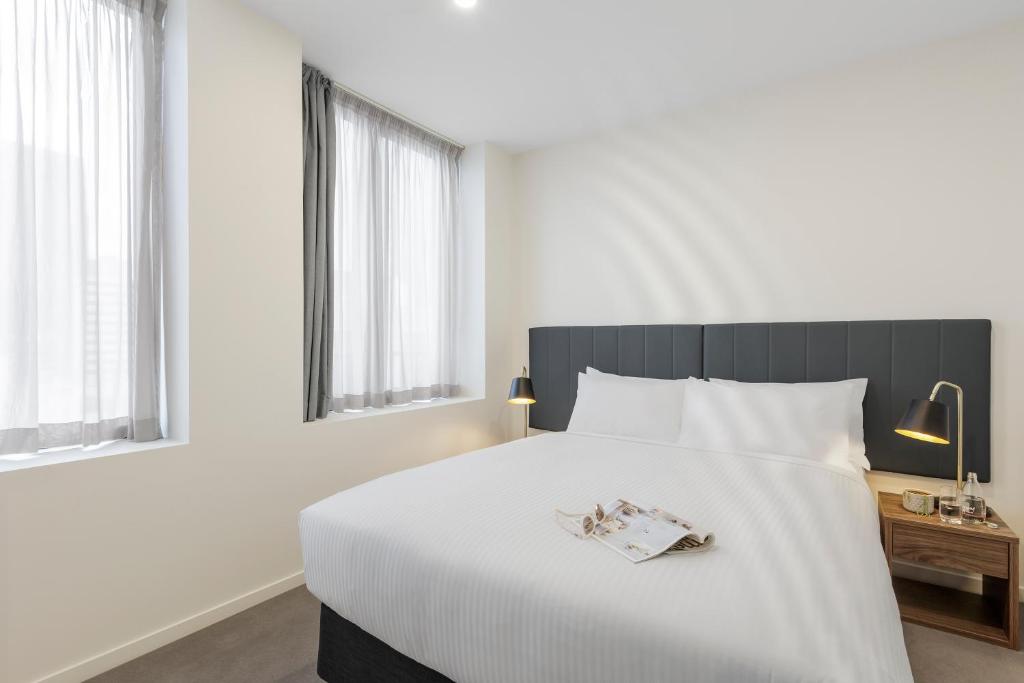 Postel nebo postele na pokoji v ubytování Brady Apartment Hotel Hardware Lane