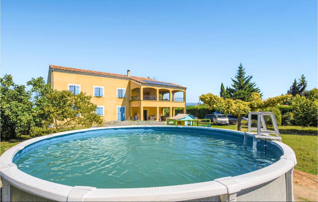 una gran piscina de agua frente a una casa en Stunning Home In Baix With Outdoor Swimming Pool, en Baix