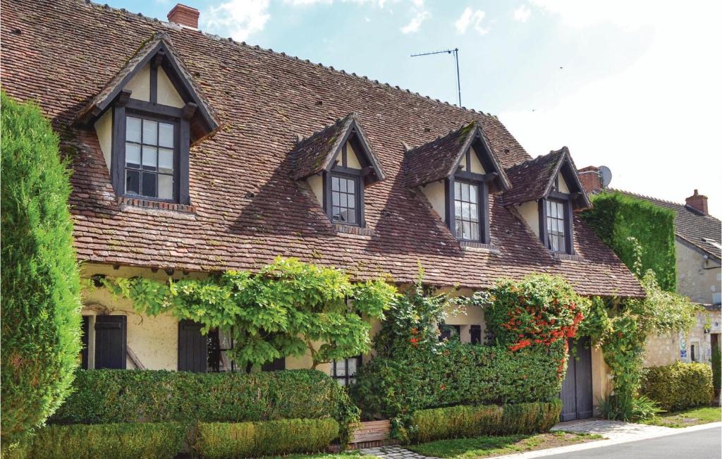 une maison avec du lierre sur son côté dans l'établissement Cozy Home In Lye With Wifi, à Lye