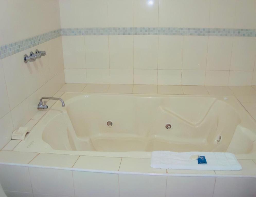 Koupelna v ubytování Hotel Madrigal