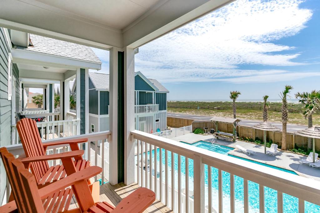 balcone con 2 sedie e piscina di Crab Shack a Corpus Christi