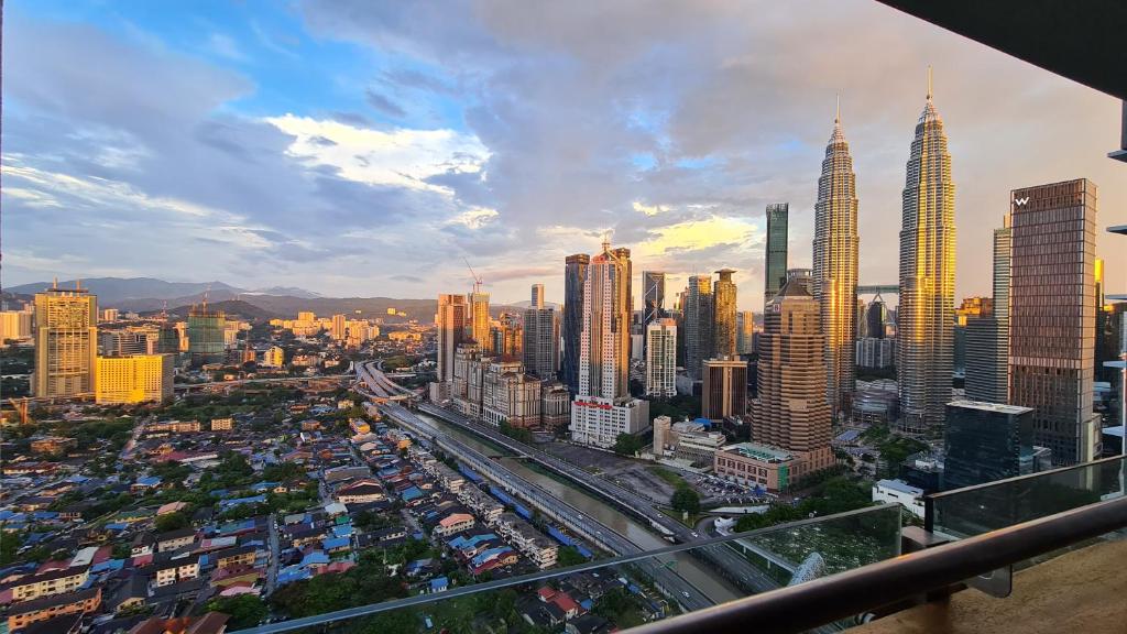 vista su uno skyline della città con edifici alti di Rumah Kampong Bharu near KLCC (3Rooms) a Kuala Lumpur