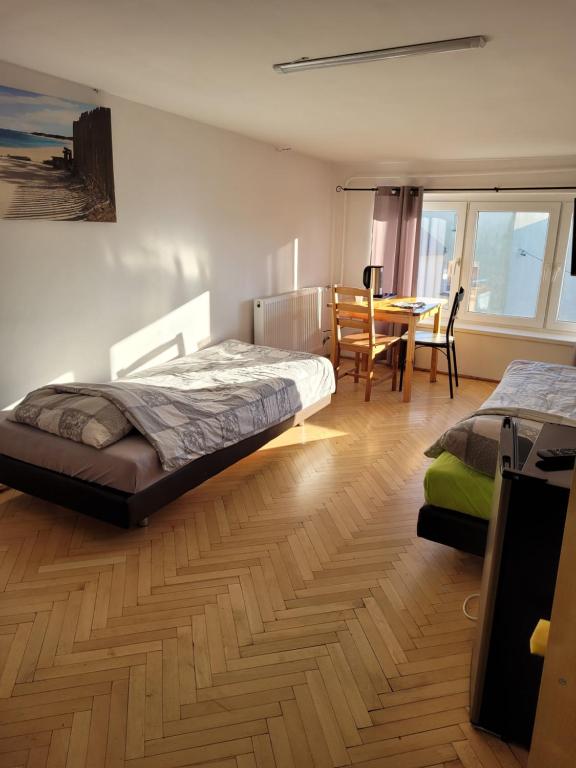 sypialnia z łóżkiem i stołem oraz jadalnia w obiekcie Apartament Cichy i Wygodny w mieście Stalowa Wola