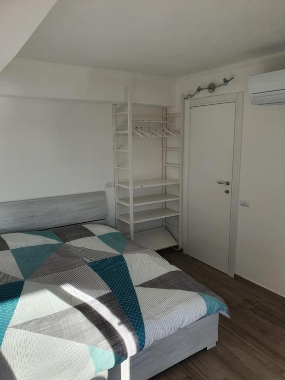 1 dormitorio con cama y armario en Mare Fuori en Portoferraio