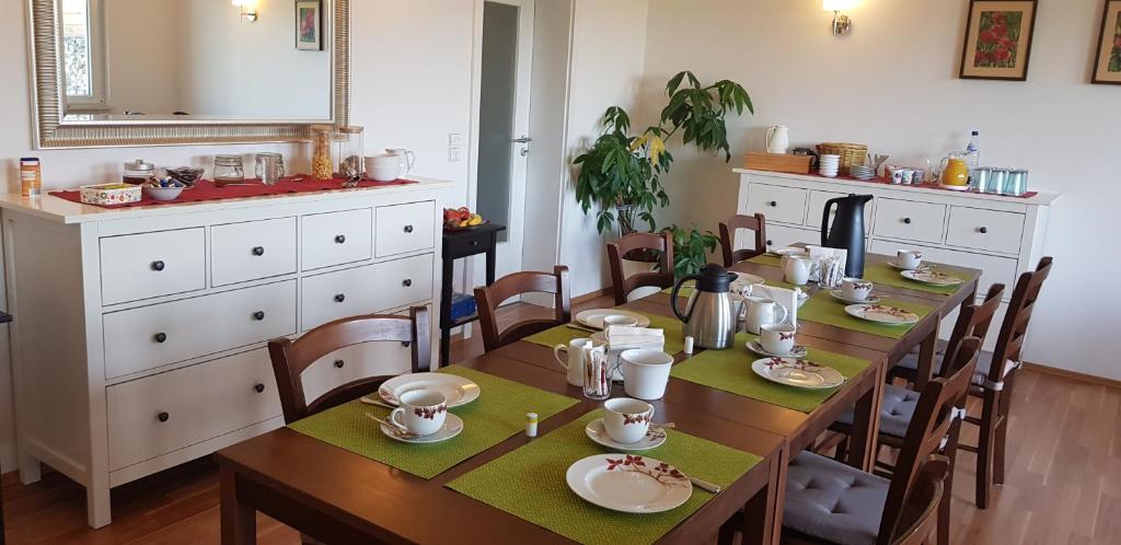 Příslušenství pro přípravu čaje a kávy v ubytování Gästehaus Weingut Glas