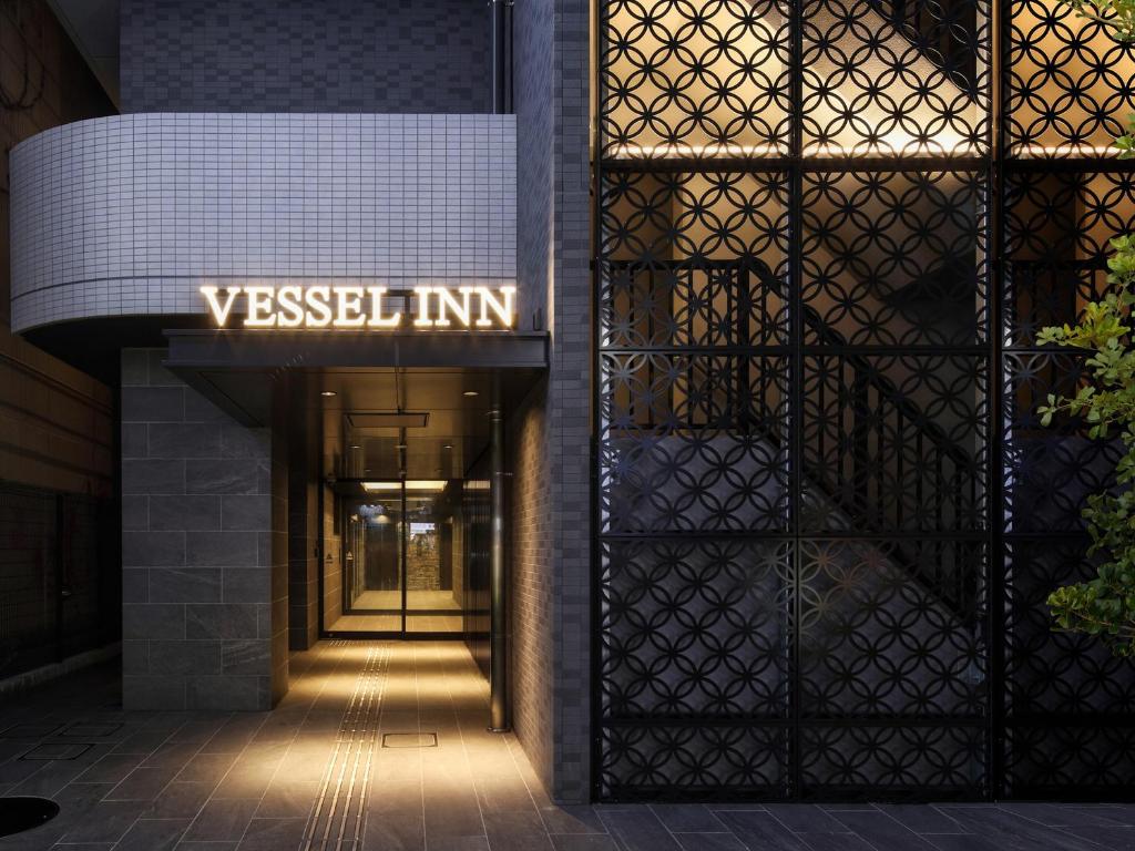 大阪的住宿－VESSEL INN NAMBA，标有 ⁇ 虫的标志的建筑物