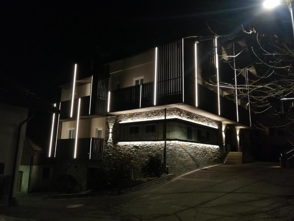 un edificio illuminato di notte con un lampione di Aparthotel Pichler a Colle Isarco