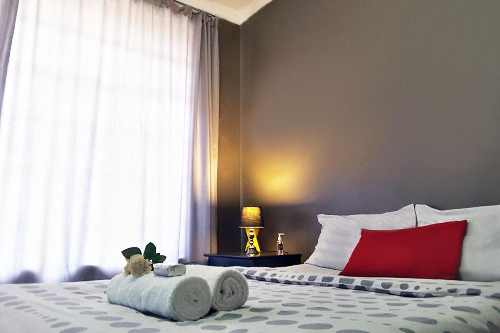 um quarto com uma cama com um bicho de peluche em Cozy Hatfield Condo em Pretoria