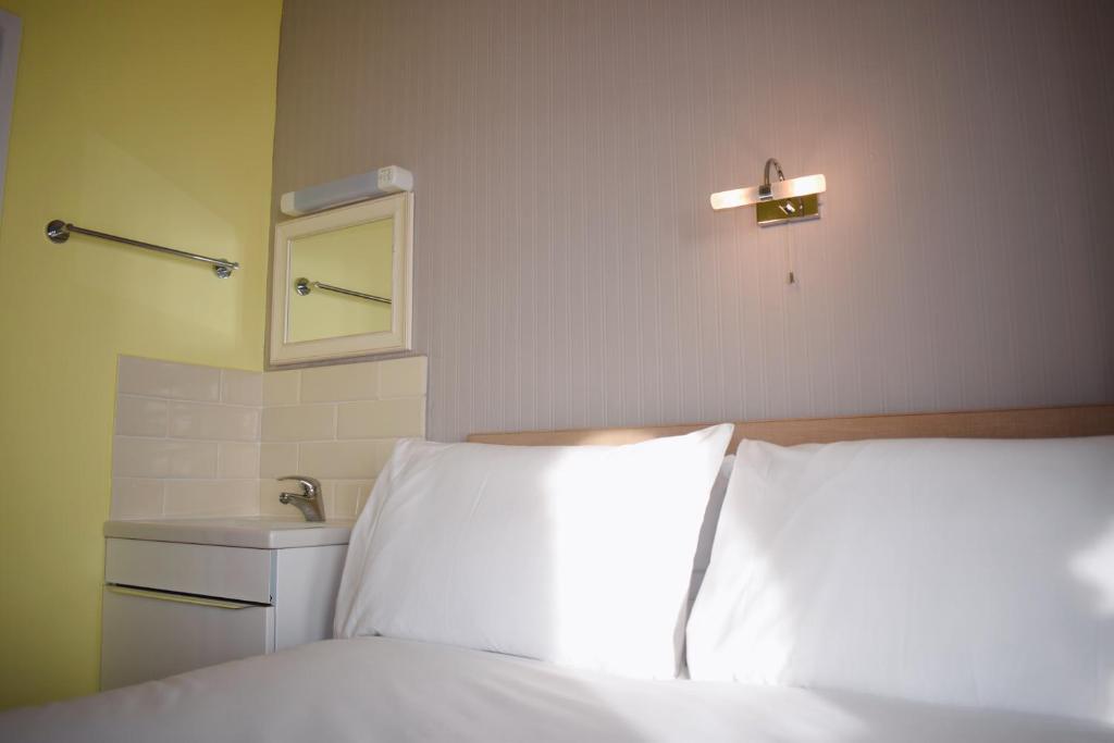 Postel nebo postele na pokoji v ubytování Penn House Hotel