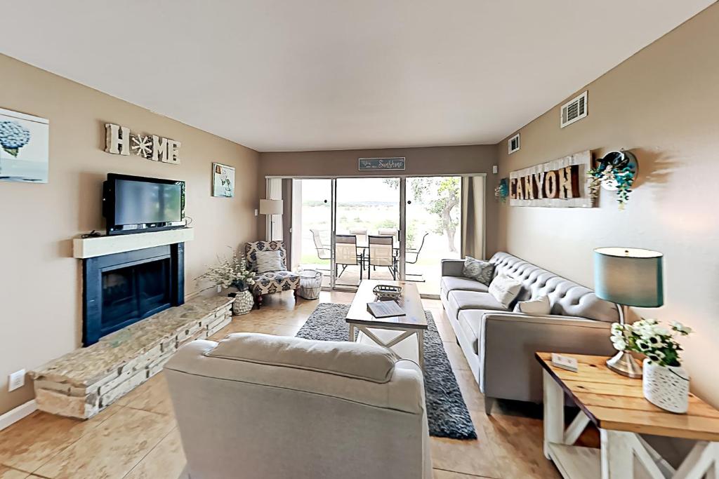 Lakeland Drive Condo Apt A4, Canyon Lake, TX