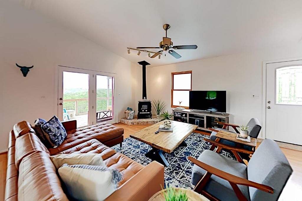 uma sala de estar com um sofá e uma mesa em Cowboy Retreat em Canyon Lake