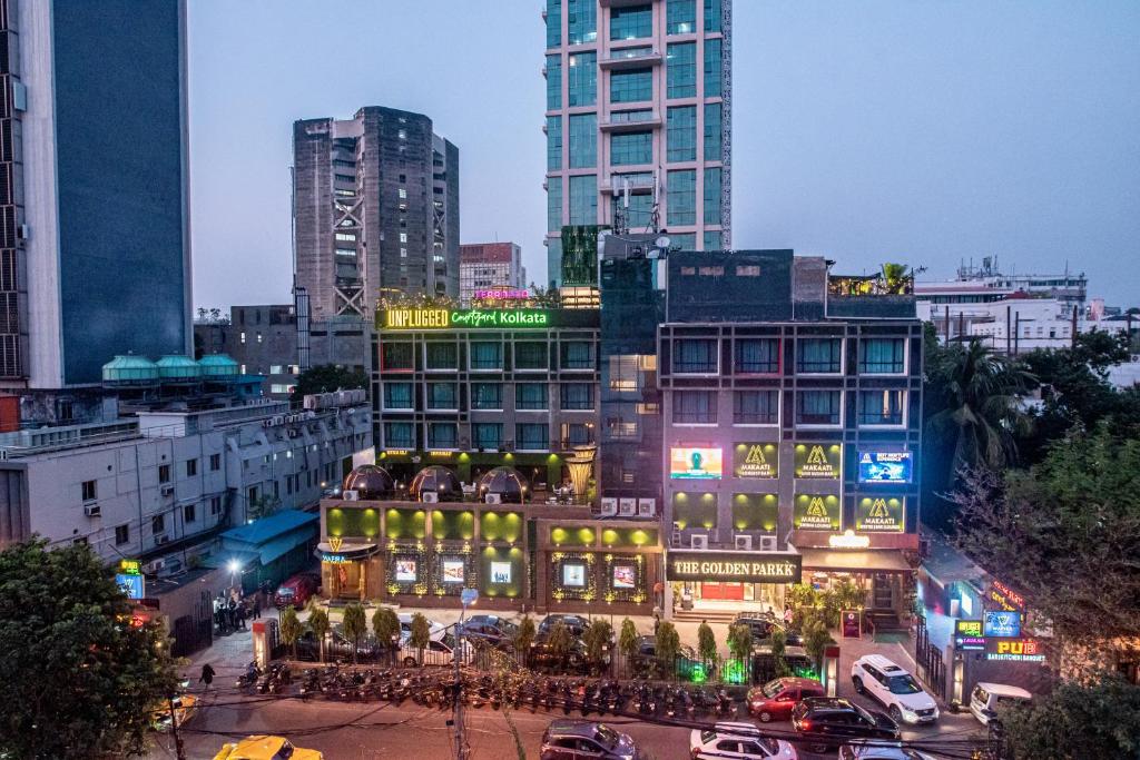 un bâtiment au milieu d'une ville la nuit dans l'établissement Golden Parkk Hotel, à Kolkata