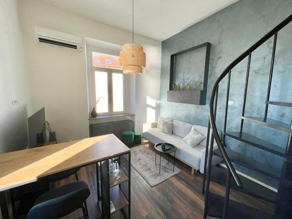 uma sala de estar com um sofá e uma mesa em Apartment M&A - third floor em Lovran
