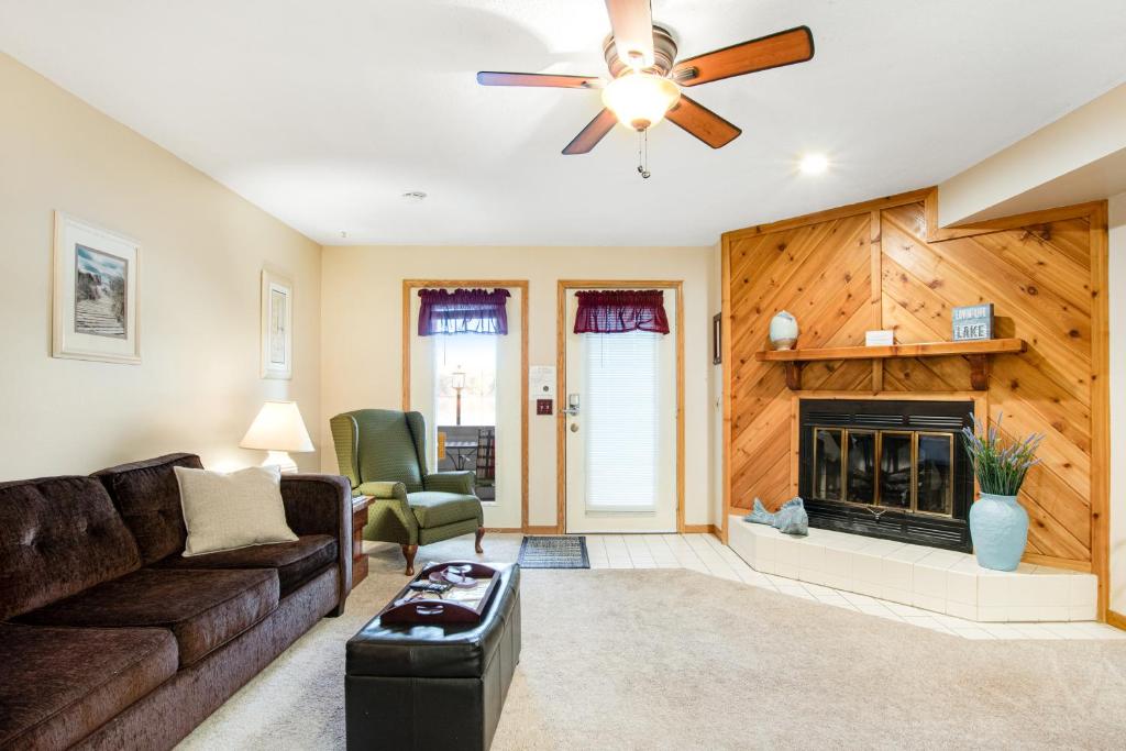 uma sala de estar com um sofá e uma lareira em Light House 603 em Wisconsin Dells