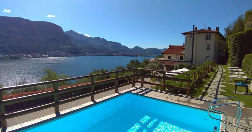 - une piscine avec vue sur une étendue d'eau dans l'établissement Hotel Ristorante Parco Belvedere, à Pescate