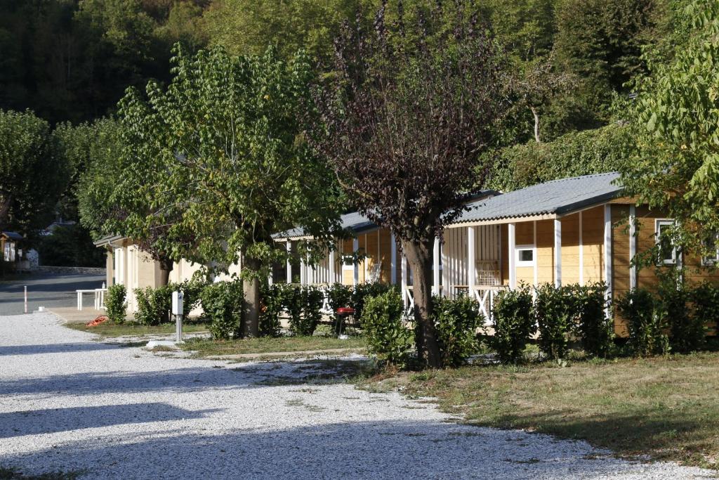 Gallery image of Camping Le Jardin 3 étoiles - chalets, bungalows et emplacements nus pour des vacances nature le long de la rivière le Gijou in Lacaze