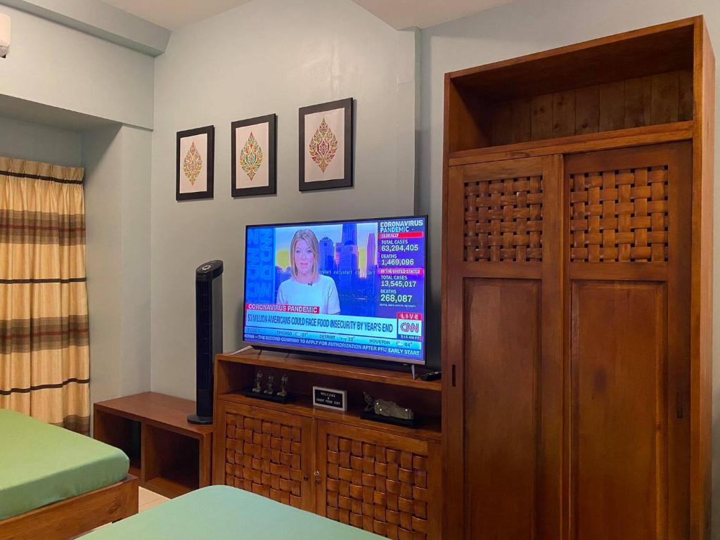 TV a/nebo společenská místnost v ubytování The Place SMDC Wind Residences Tagaytay