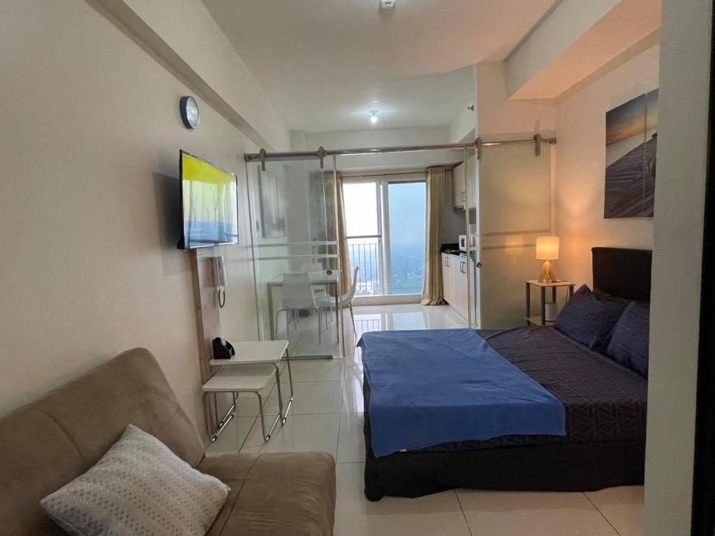 Postel nebo postele na pokoji v ubytování The Place SMDC Wind Residences Tagaytay