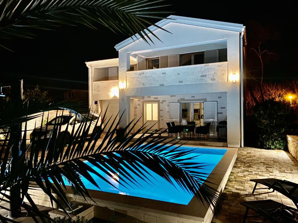Bazén v ubytovaní Villa ISLAND VIR with pool alebo v jeho blízkosti