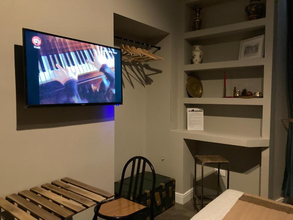 A television and/or entertainment centre at Hotel Calypso
