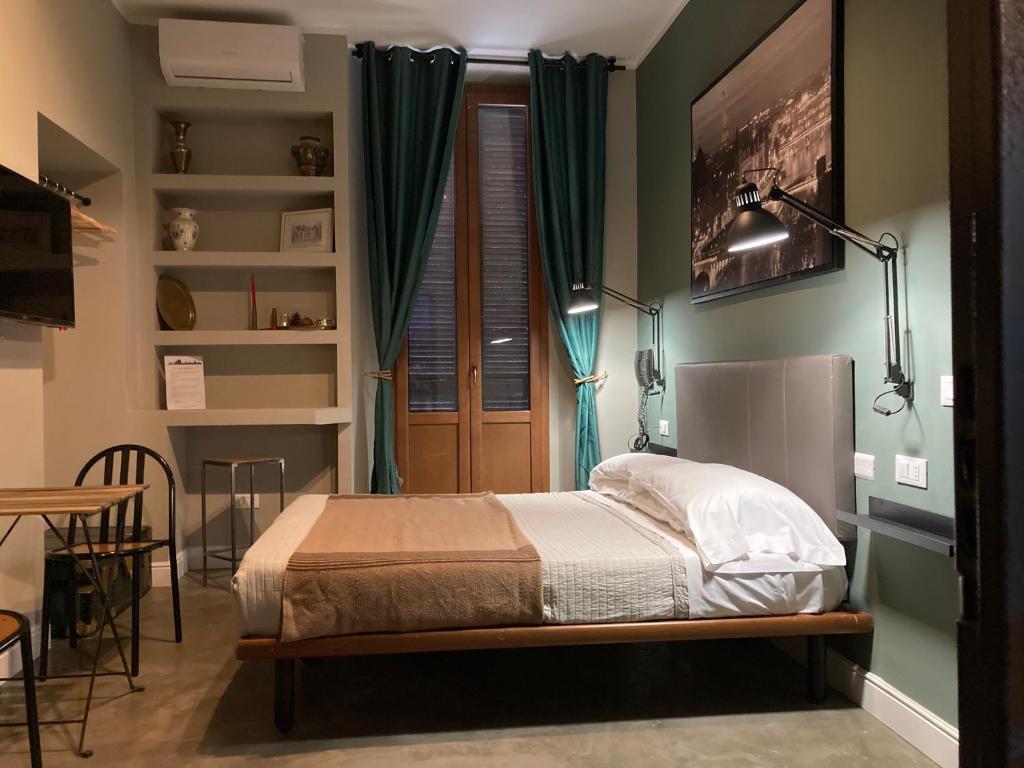 A bed or beds in a room at Hotel Calypso