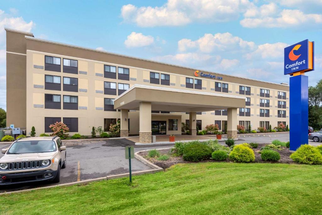 un hotel con un coche aparcado delante de él en Comfort Inn Binghamton I-81 en Binghamton