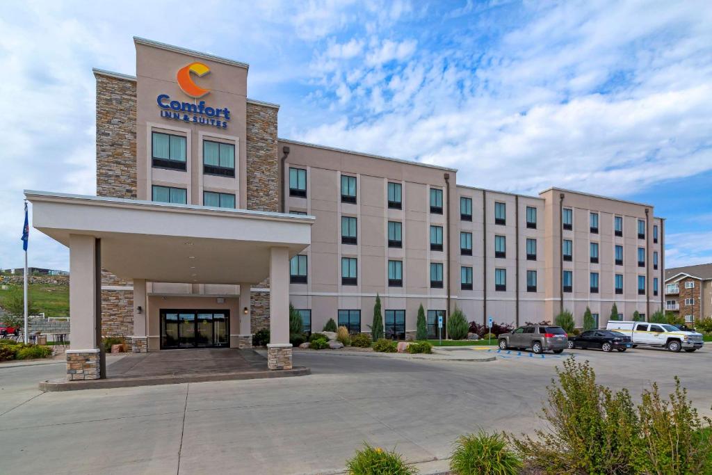 una representación de un hotel de arándanos con aparcamiento en Comfort Inn & Suites Mandan - Bismarck en Mandan