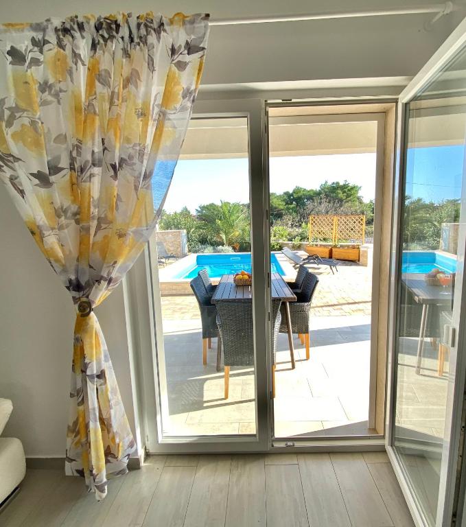 Bazén v ubytovaní Villa ISLAND VIR with pool alebo v jeho blízkosti