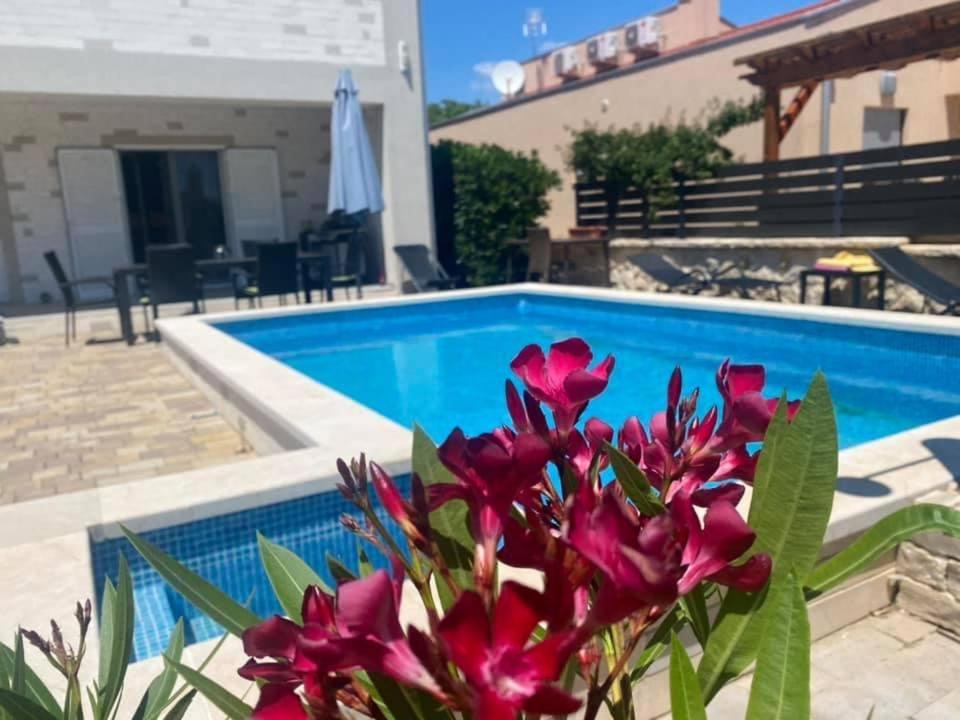 Bazén v ubytovaní Villa ISLAND VIR with pool alebo v jeho blízkosti