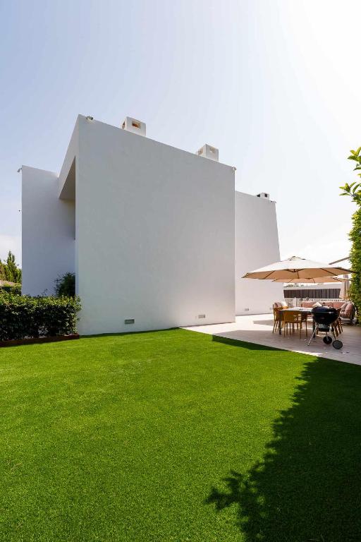 CAN EMYLA NEW MODERN VILLA WITH GYM 5 min FROM PACHA y LÍO ...
