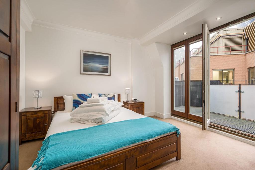 Tempat tidur dalam kamar di Apartment 5, 48 Bishopsgate by City Living London