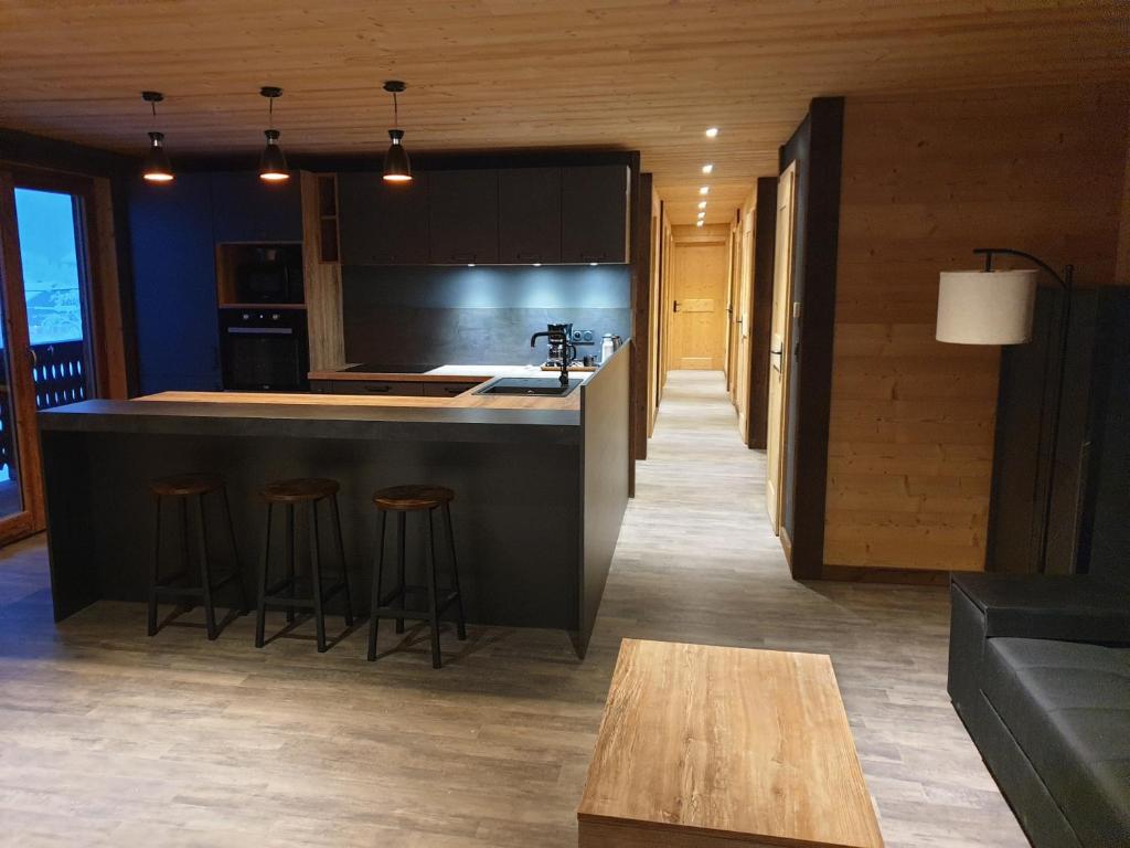 Kuchyň nebo kuchyňský kout v ubytování CHALET LES CERFS