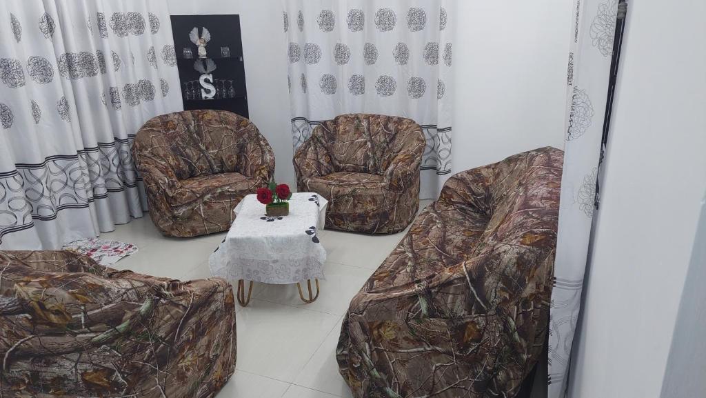 a waiting room with two chairs and a table at Residence Cocotier in Centre de Flacq