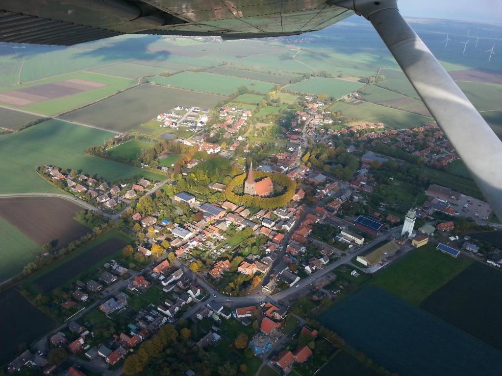een luchtzicht op een stad vanuit een vliegtuig bij Appartement Viersen in Fehmarn
