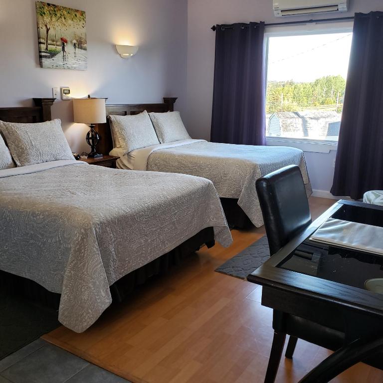 Postel nebo postele na pokoji v ubytování Antigonish Evergreen Inn