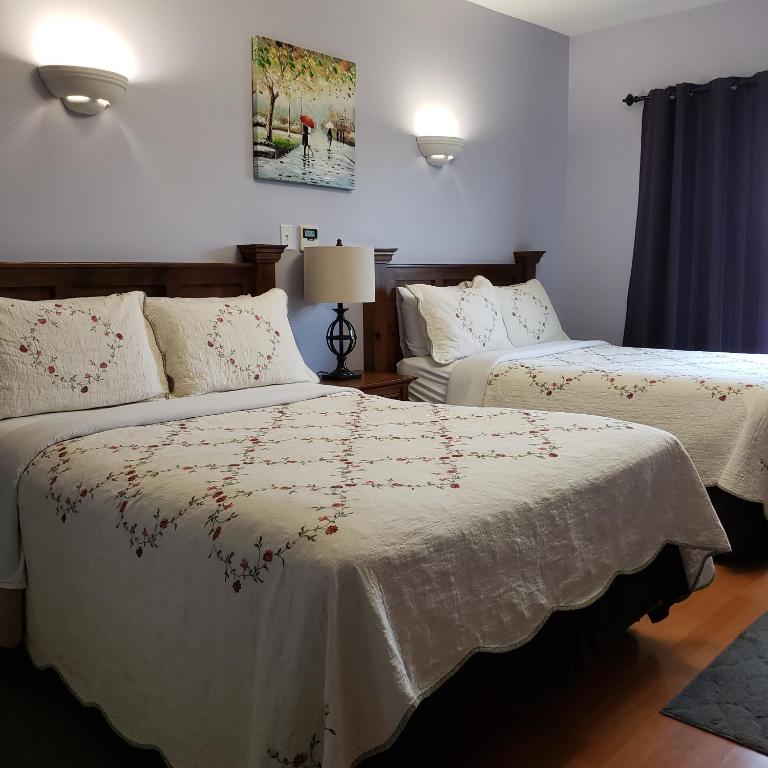 Postel nebo postele na pokoji v ubytování Antigonish Evergreen Inn