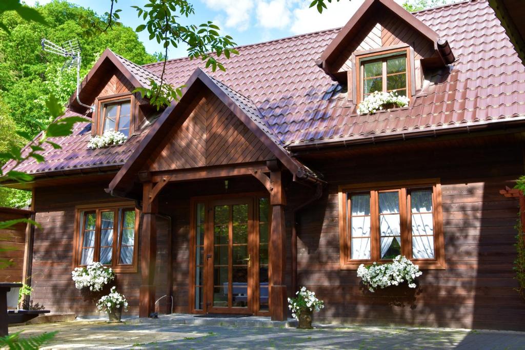 una casa con techo marrón en Pokoje gościnne Fermata, en Kazimierz Dolny