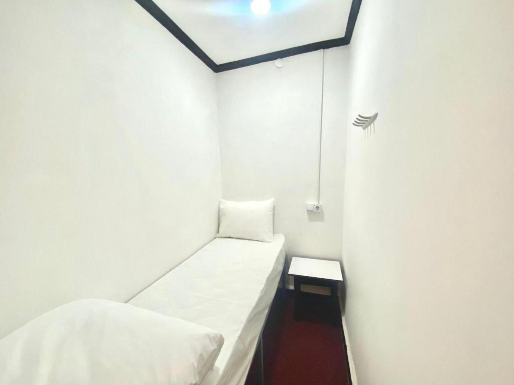 Habitación pequeña con cama y mesa en Hamam Hostel 1469 en Estambul