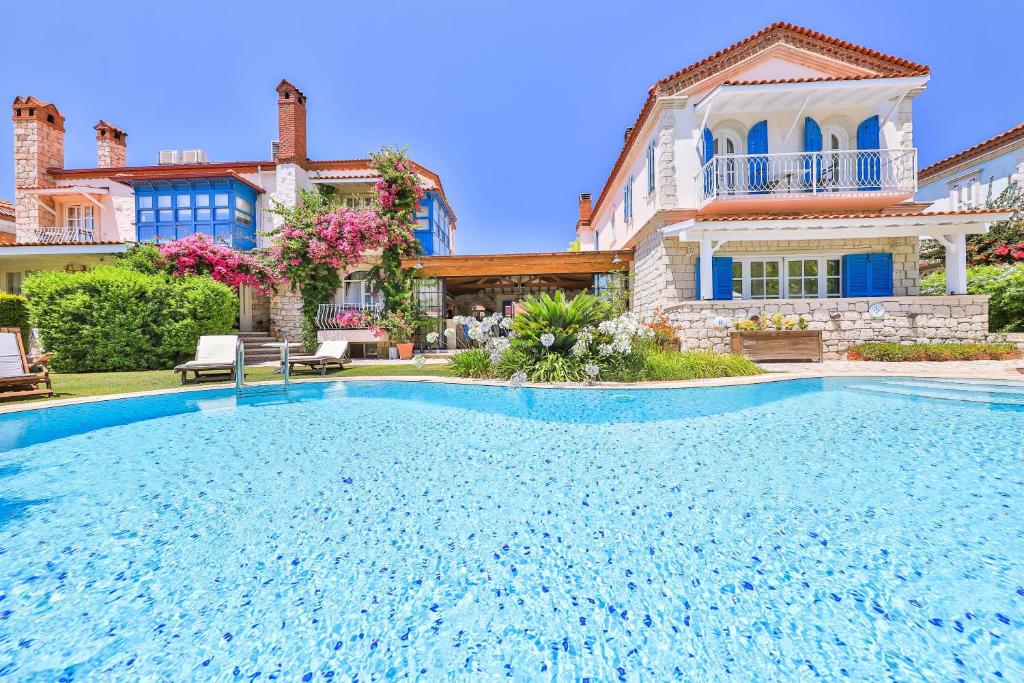 una gran piscina frente a una casa en Cumbali Konak Hotel (Adults Only +12), en Alacati