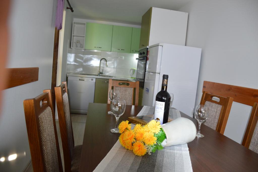 Kuchyň nebo kuchyňský kout v ubytování Apartmani Ana