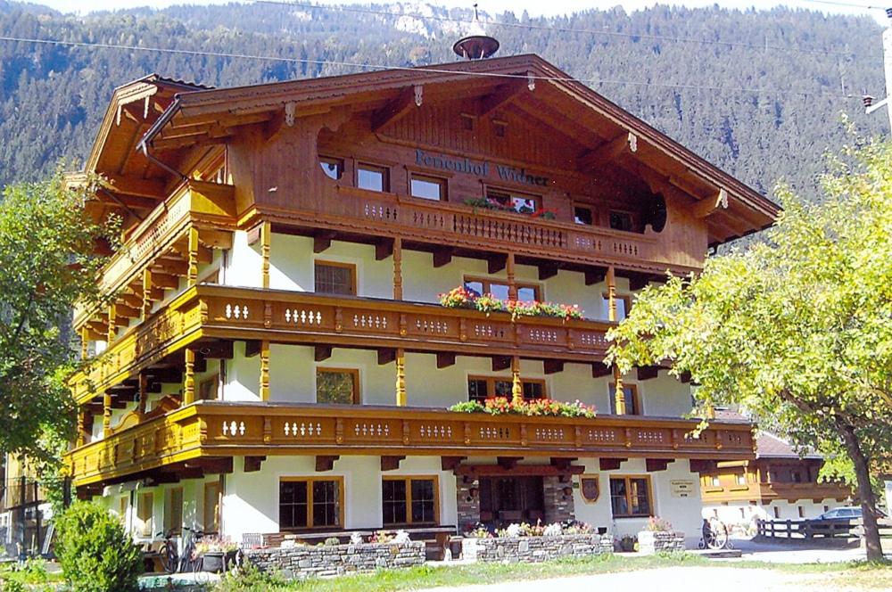 duży drewniany budynek z balkonem na górze w obiekcie Appartment Danterhof w Mayrhofen