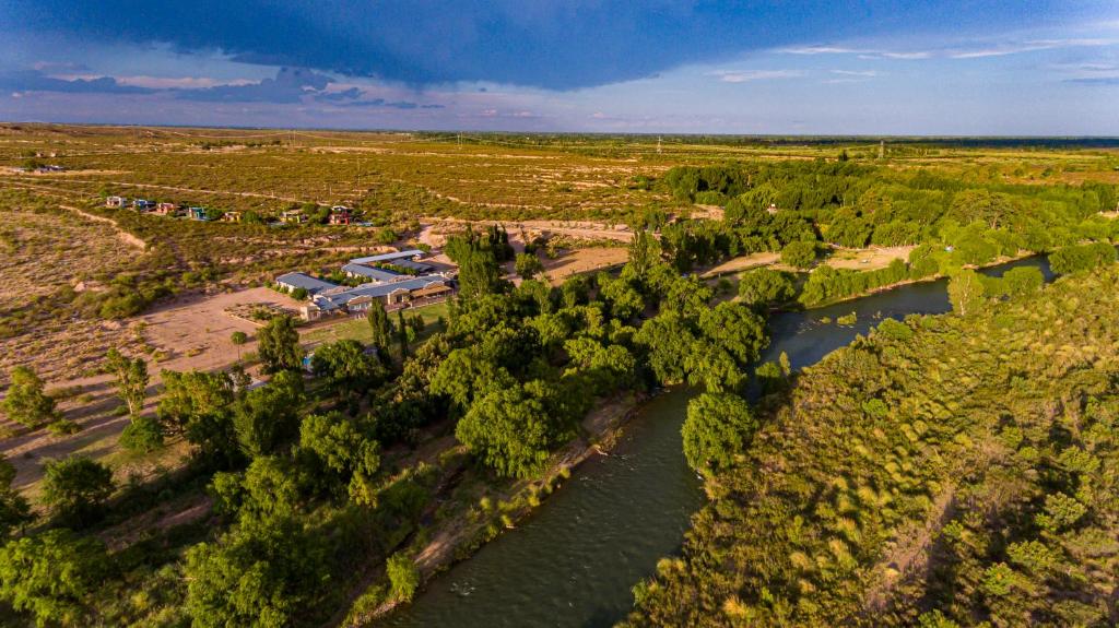 una vista aérea de un río y árboles en Hosteria Villa Santa Clara del Atuel en Valle Grande