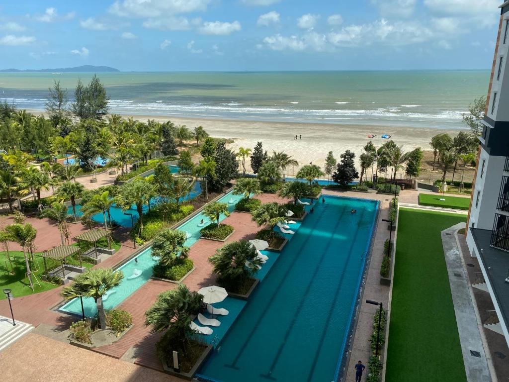 z góry widok na ośrodek z basenem i plażę w obiekcie Isix Seaview 2R2B at Timurbay Pantai Balok Kuantan Pahang w mieście Kuantan
