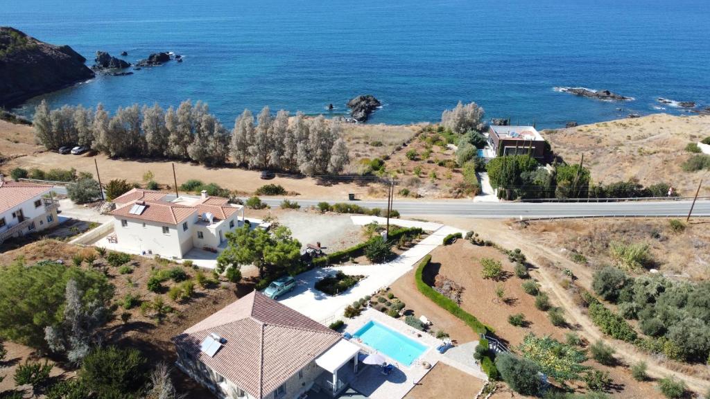 een luchtzicht op een huis en de oceaan bij Pomos Idol Exceptional Beach Villa in Pomos
