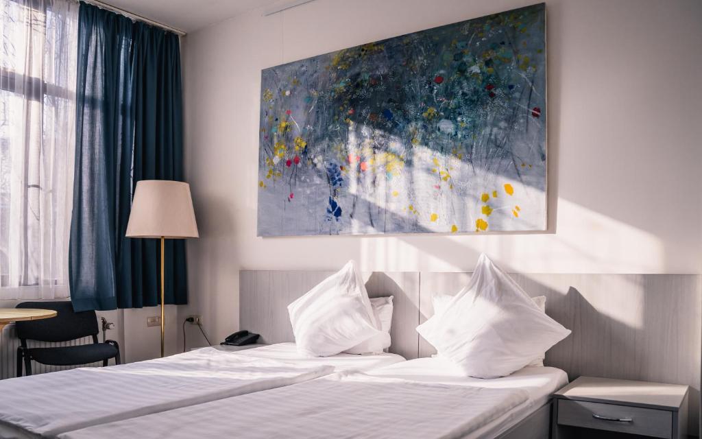 Postel nebo postele na pokoji v ubytování Berlin ART Hotel